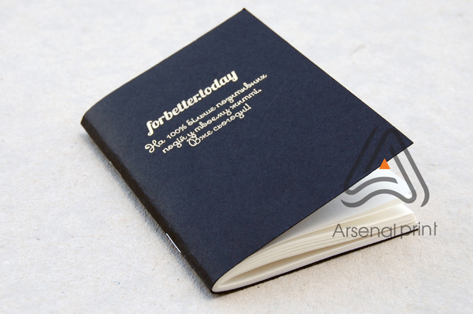 Зошит з тисненням на обкладинці