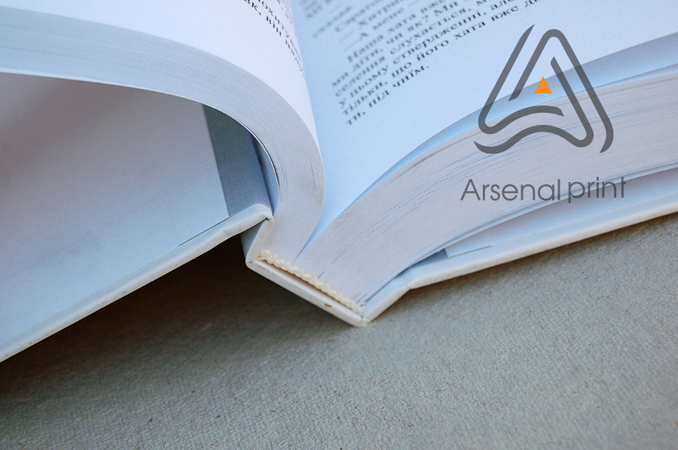 Тверда палітурка з прошивкою нитками