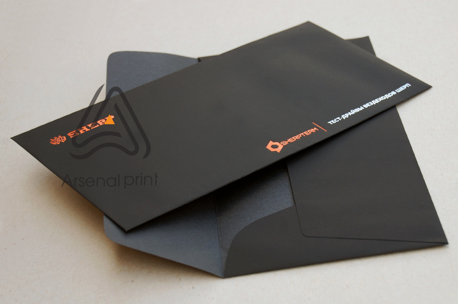 konvert-black-tisneniye