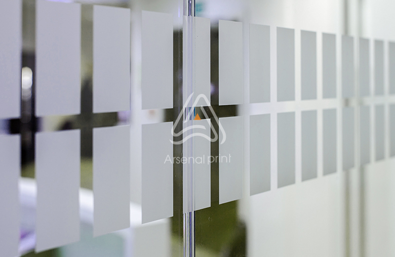 Оформлення і поклейка офісних перегородок