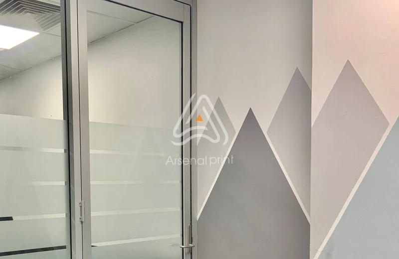 Поклейка скла в офісі