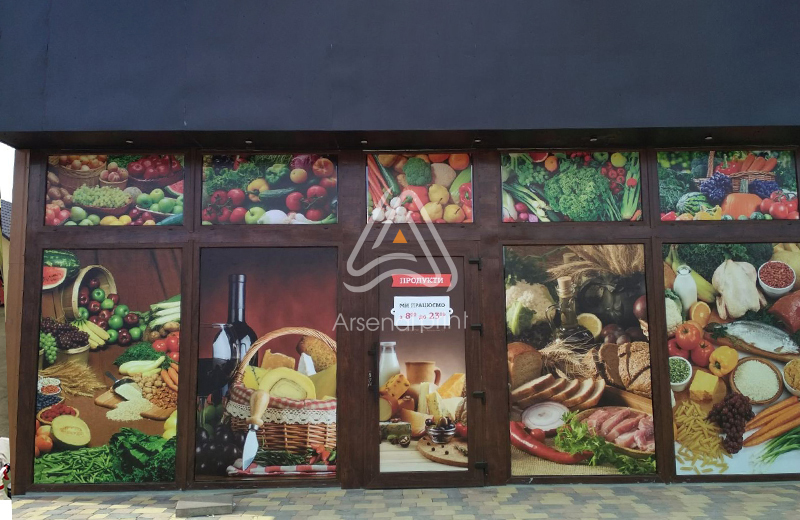 Поклейка вітрини магазину плівкою