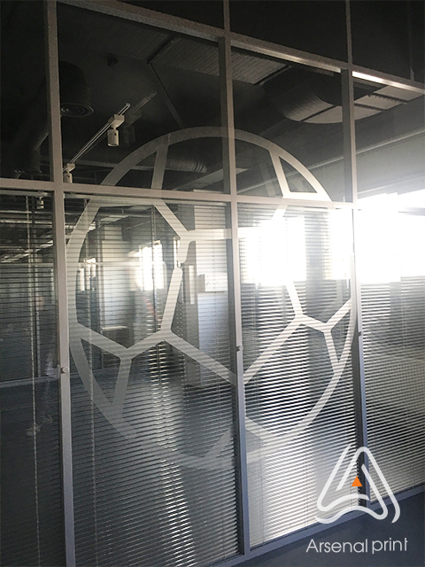 Поклейка узорів на перегородки