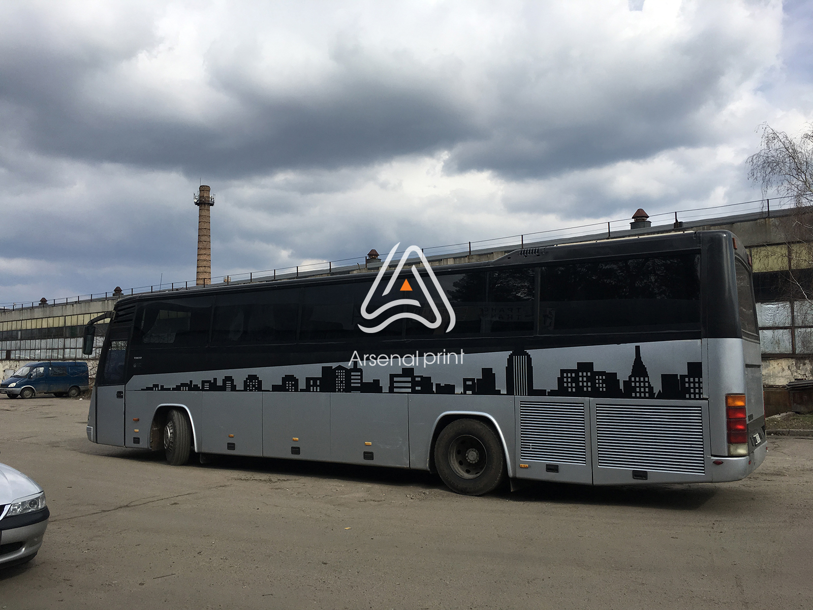 zakazat-pokleyku-plenkoy-avtobusa