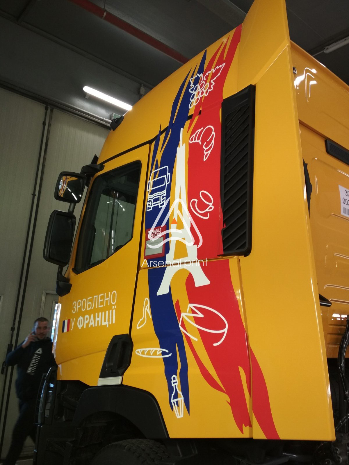 okleyka-plenkoy-fura