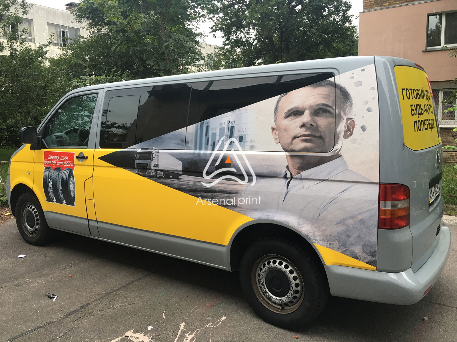 mikroavtobus-pokleyka-reklamnaya-plenkami