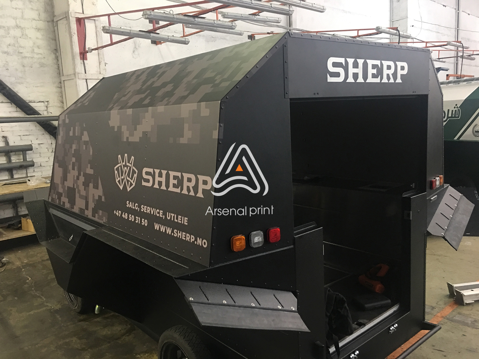 okleyka-plenkoy-avto