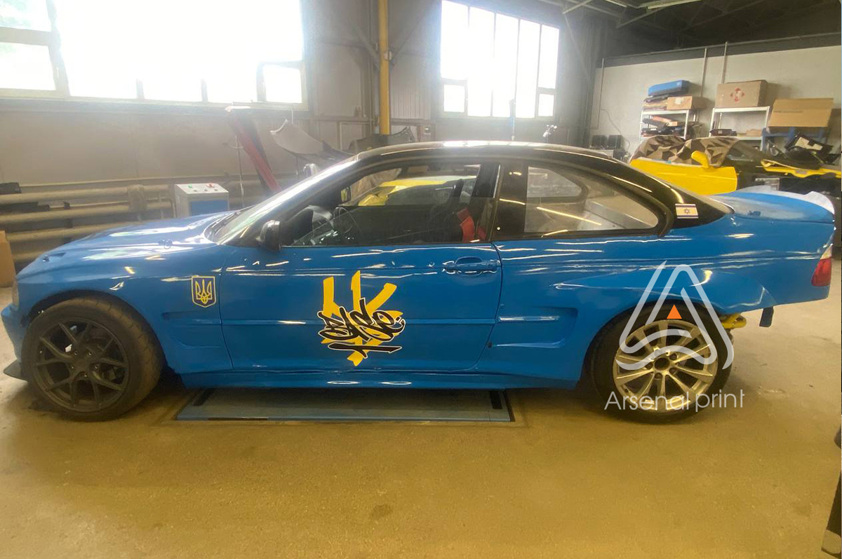 поклейка плівки і наліпок на бмв