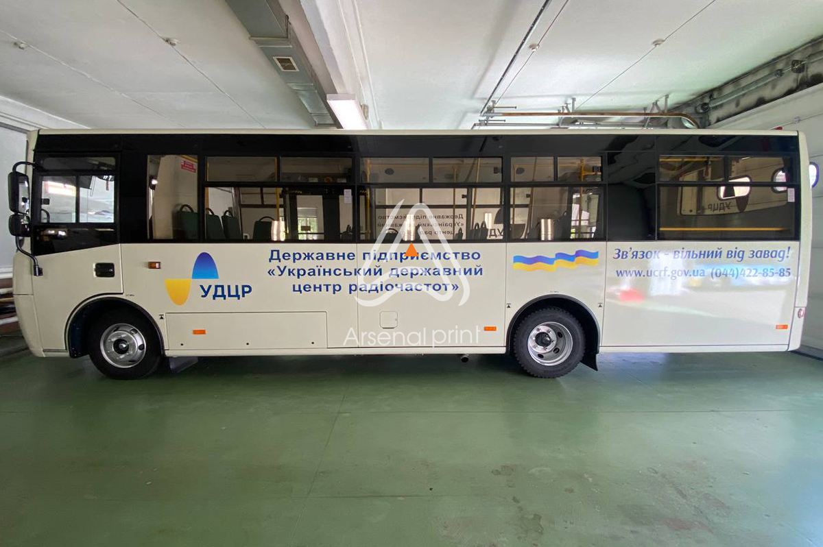 Поклейка плівкою автобуса