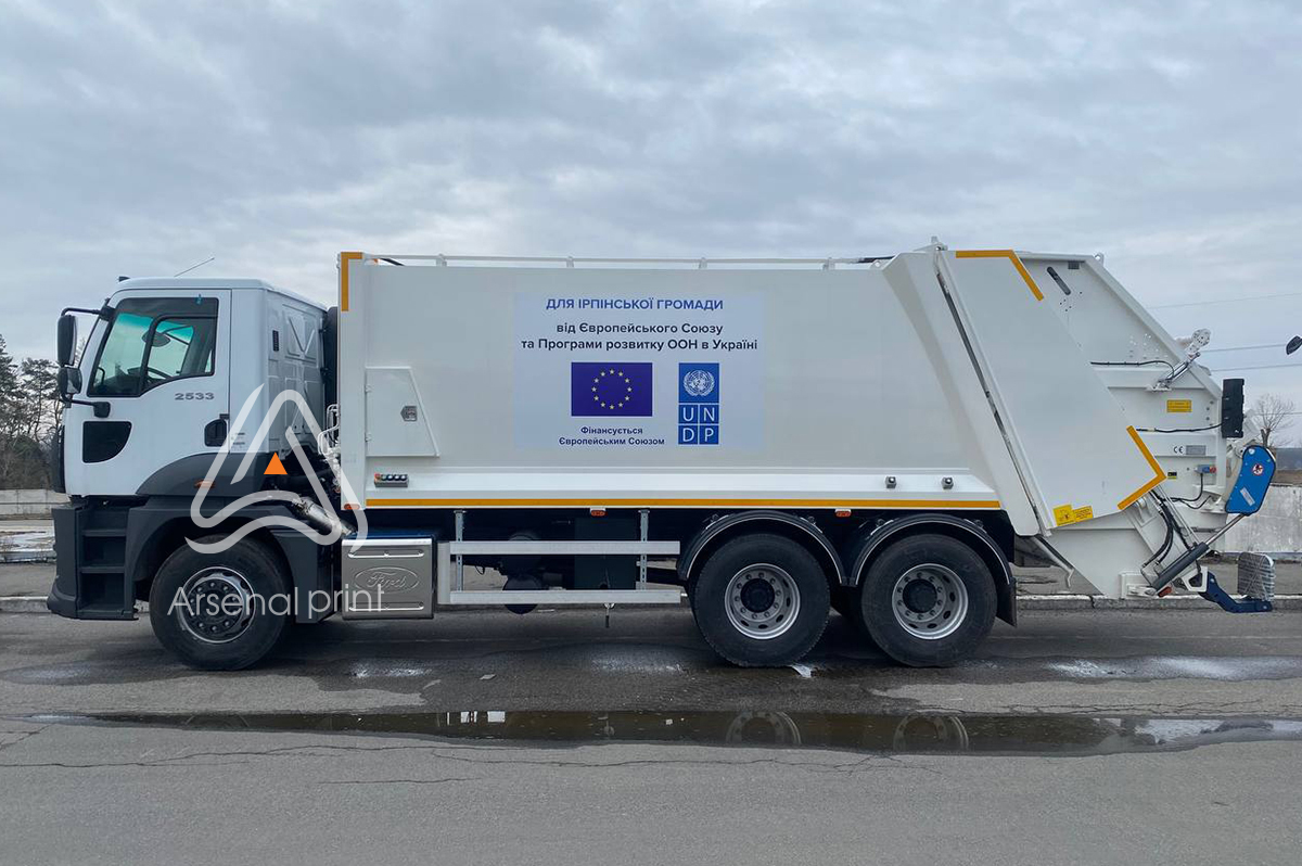 Брендування авто наліпками