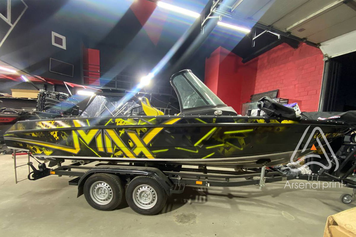 Обклейка лодки плівками із кольоровим друком