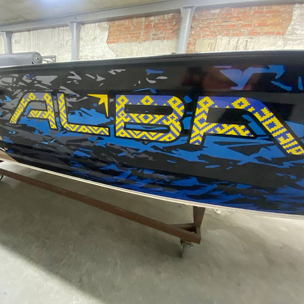 Брендування і поклейка плівкою лодки