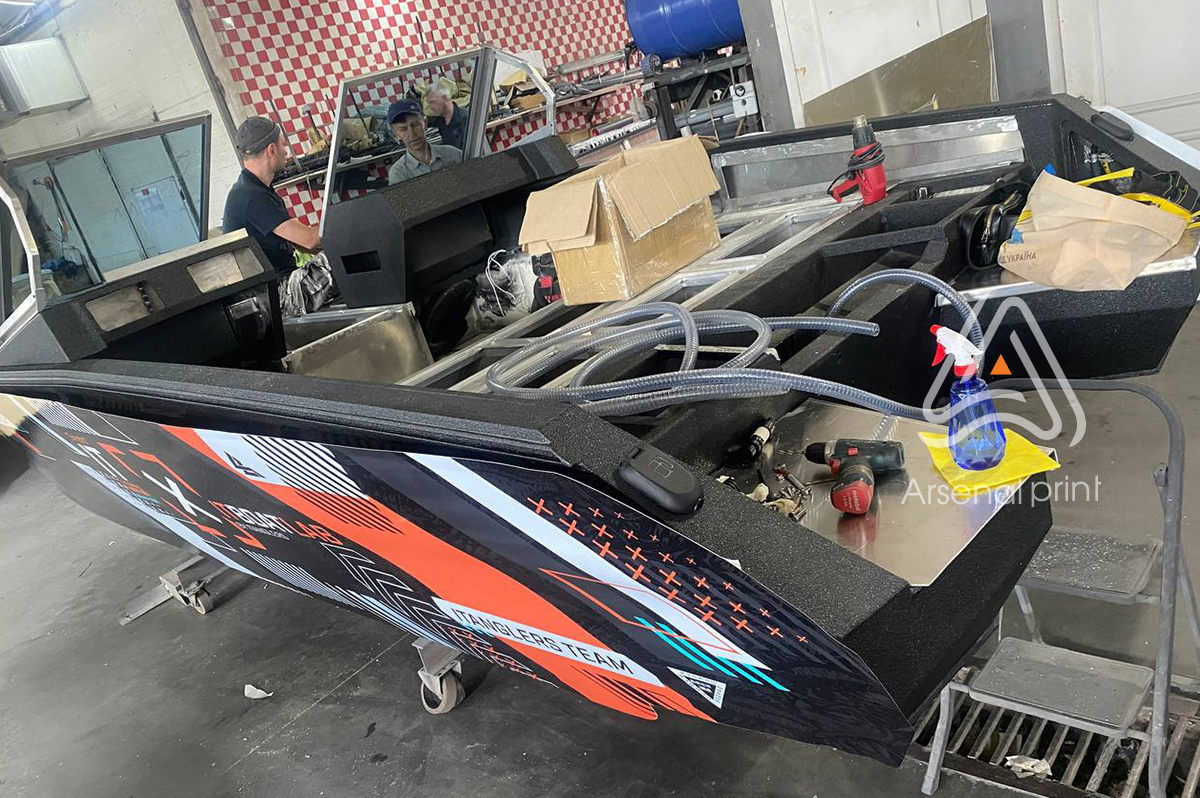 Обклейка  лодки кольоровим плівками - замовити