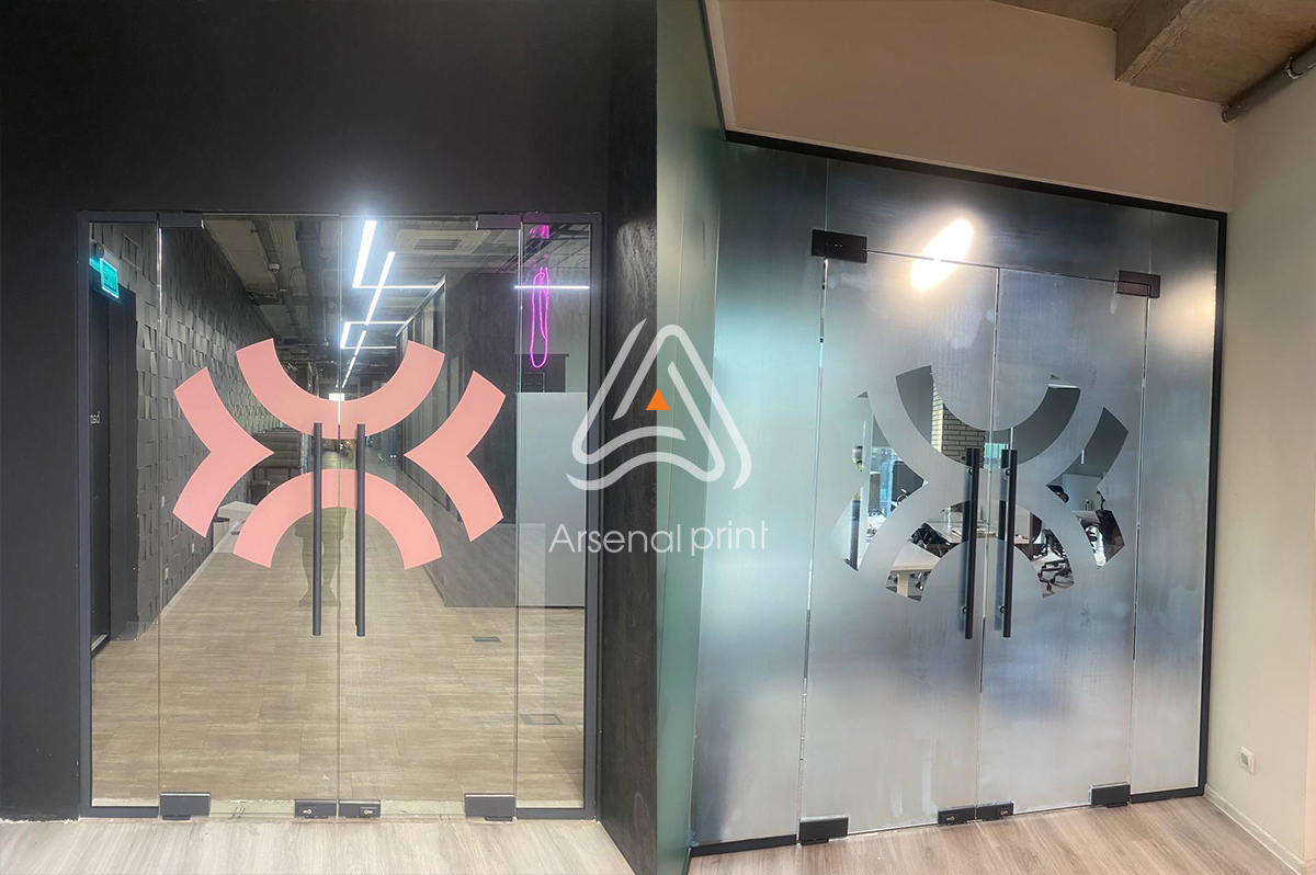 Поклейка логотипів на офісні перегородки