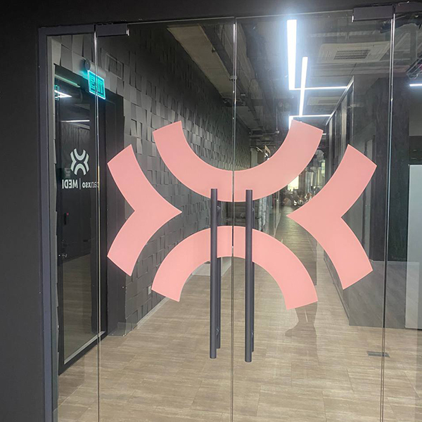 Поклейка офісних перегородок