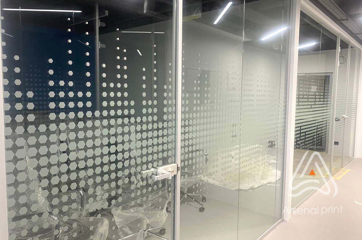 Поклейка логотипів на офісні стіни - брендування