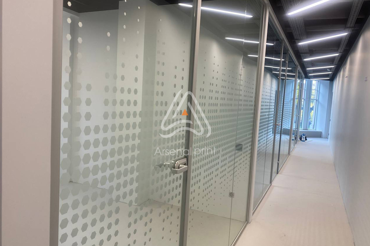 Замовити поклейку логотипів на офісні перегородки