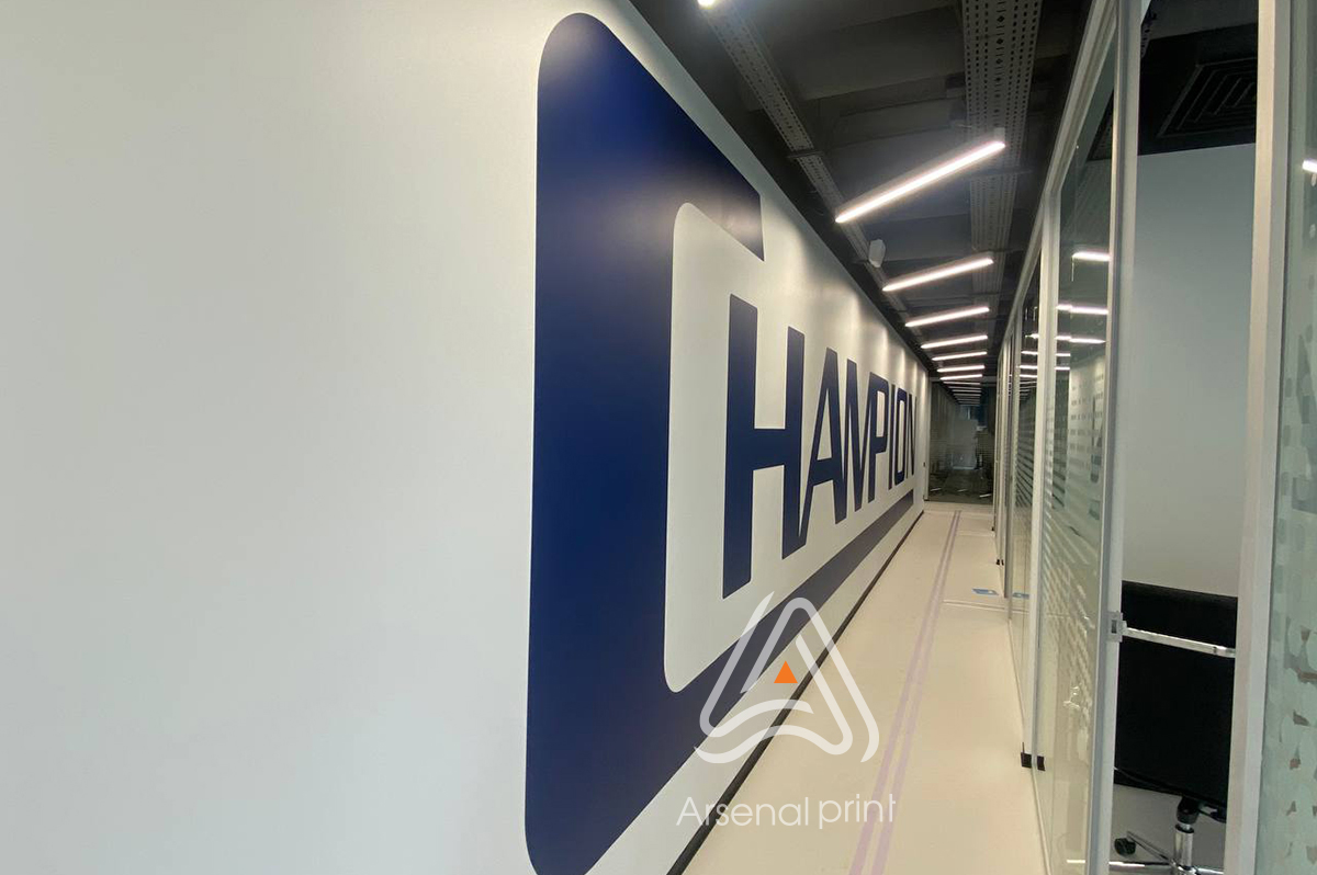 Оформлення і поклейка лого на офісні стіни