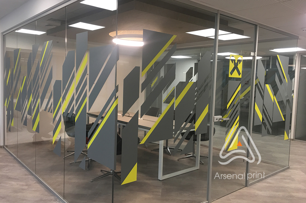 Raiffeisen - оклейка скляних перегородок в офісі