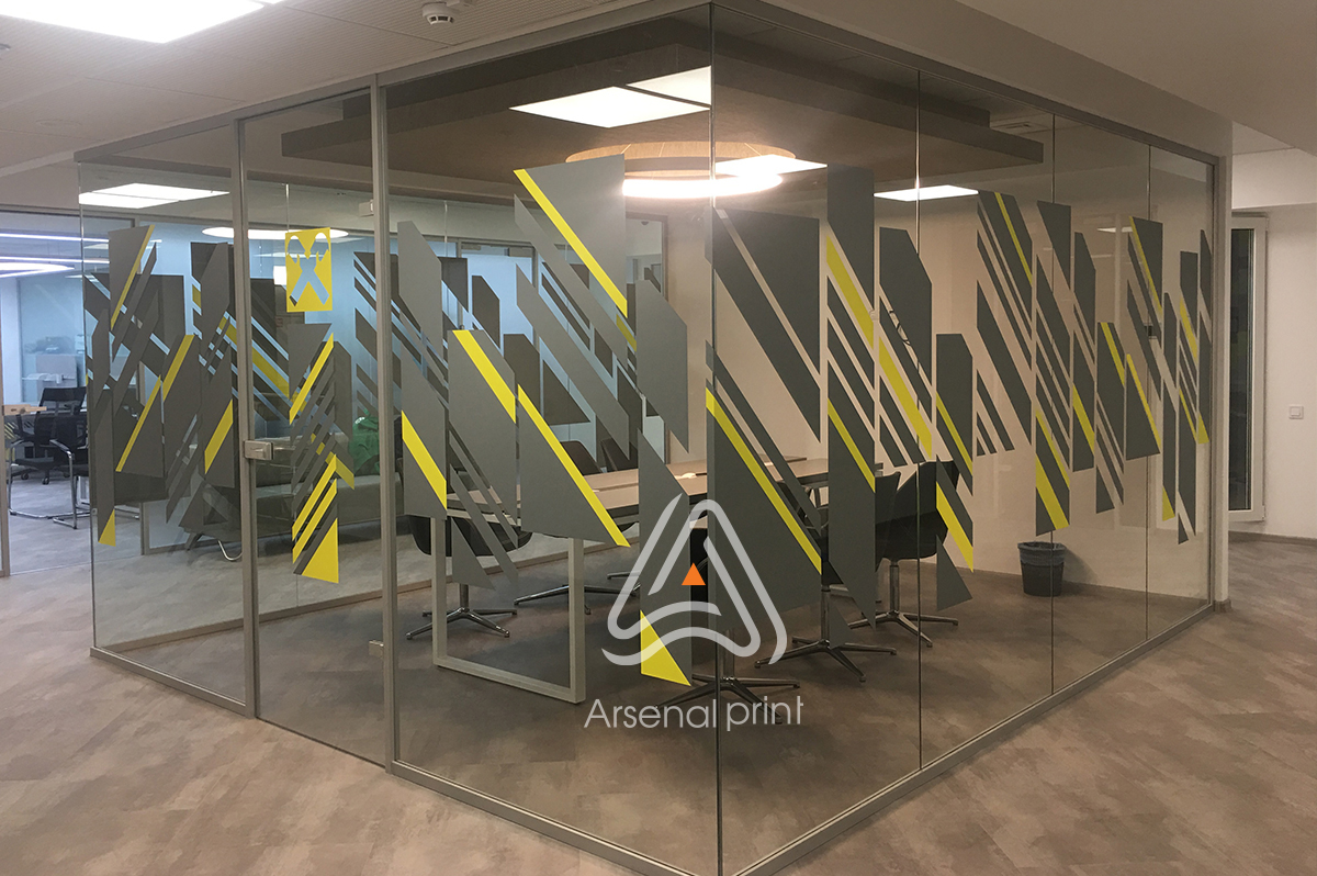 Замовити оклейку і тонування переговорної