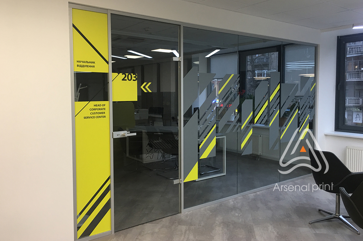 Поклейка логотипів і брендування офісні перегородки