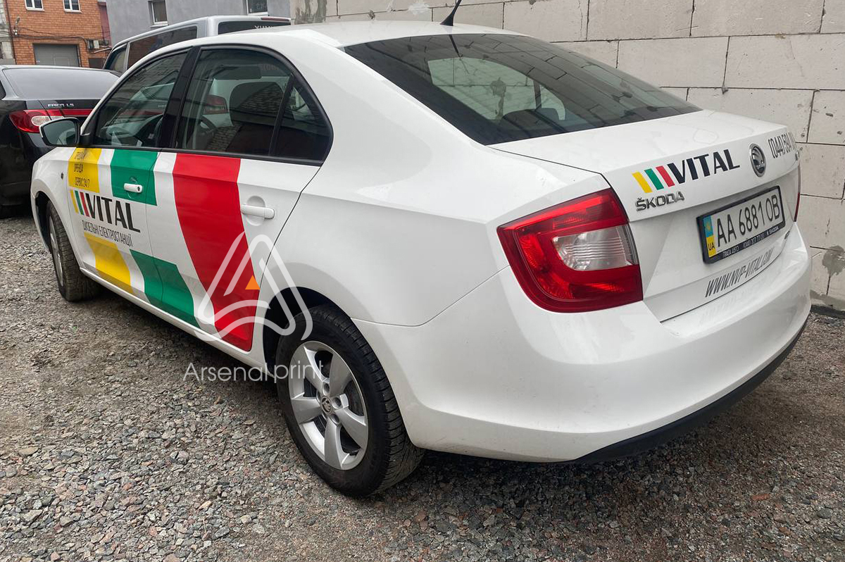 Поклейка лого і телефона на авто