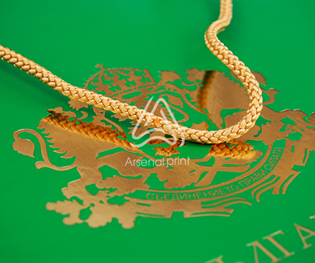 Паперові пакети з тисненням