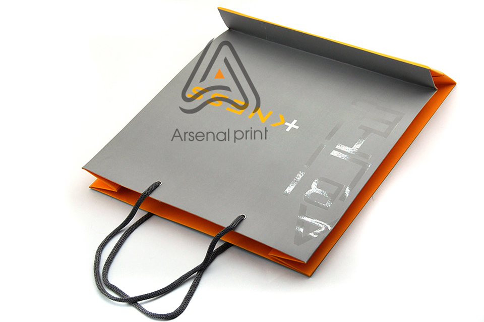 Вибірковий УФ лак на паперовому пакеті