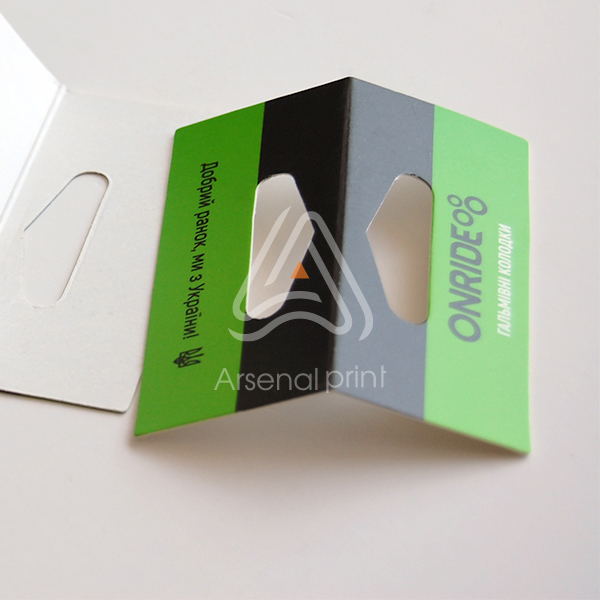 Картонний европідвіс із отвором для гачка