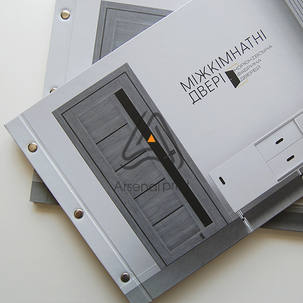 Каталог із скріпленням на хольнітени