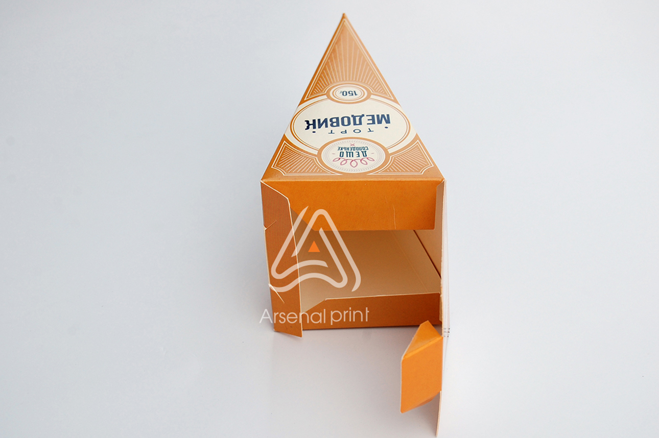 Трикутна коробочка для тортика