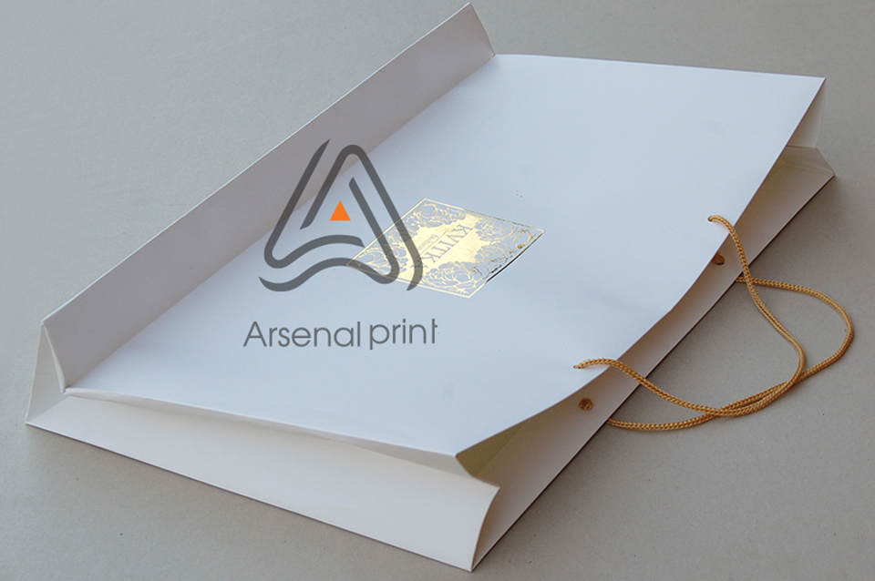 Цветная печать на бумажном пакете