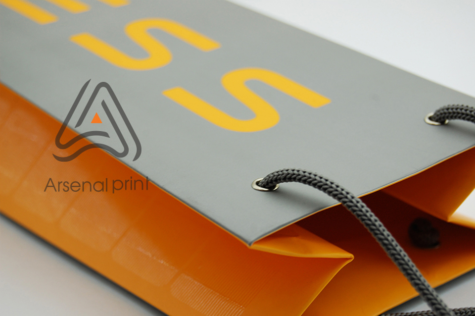 Пакет паперовий з ламінацією і ручками