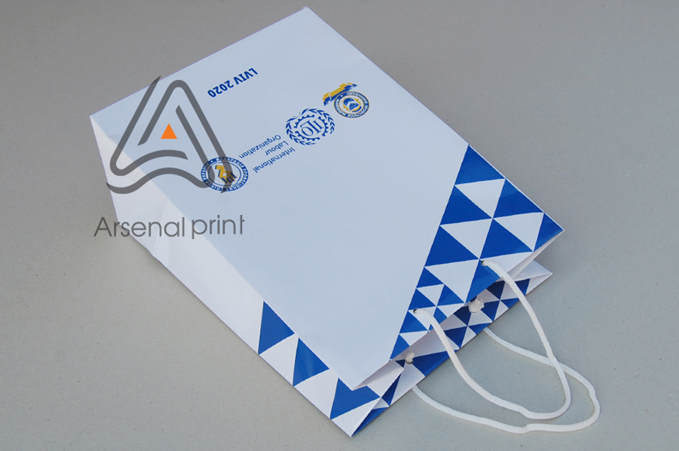 Пакет паперовий ламінований з мотузяними ручками