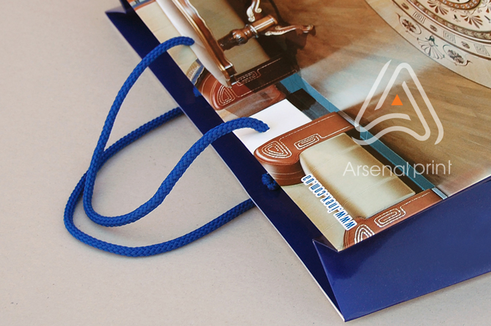 Пакет бумажный с шнурками