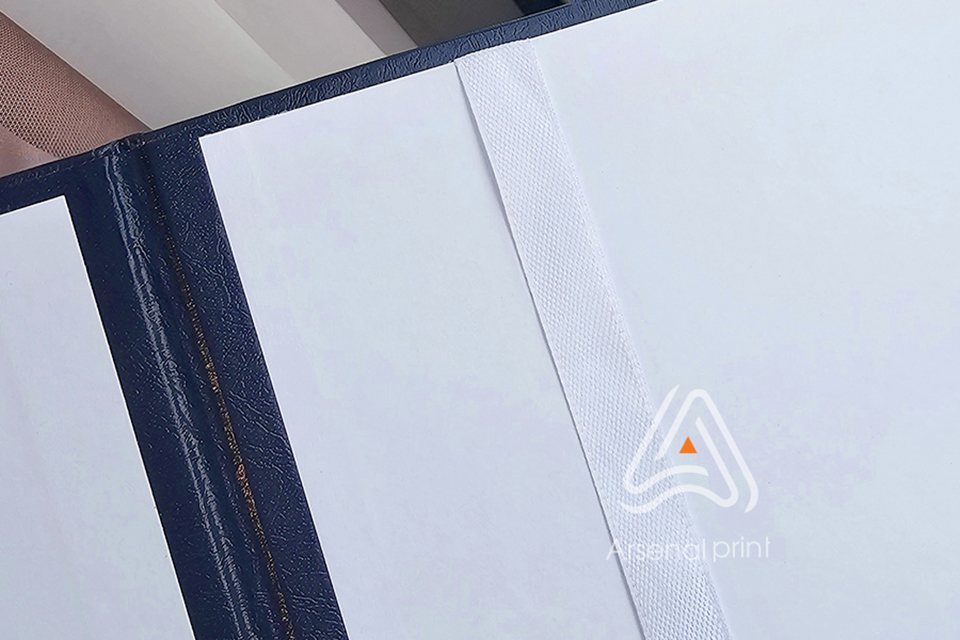 Обкладинка із вертикальною стрічкою