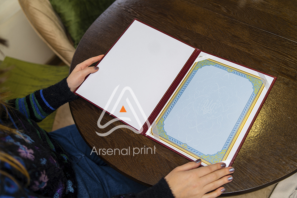 Обкладинка (папка А4), червона без тиснення, для вручення