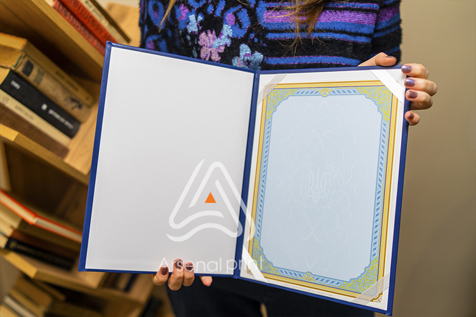 Папка для вручення, із кутами фіксаторами