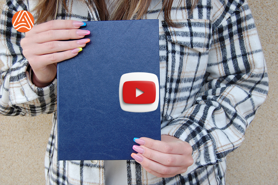 Синя обкладинка із вертикальною лентою