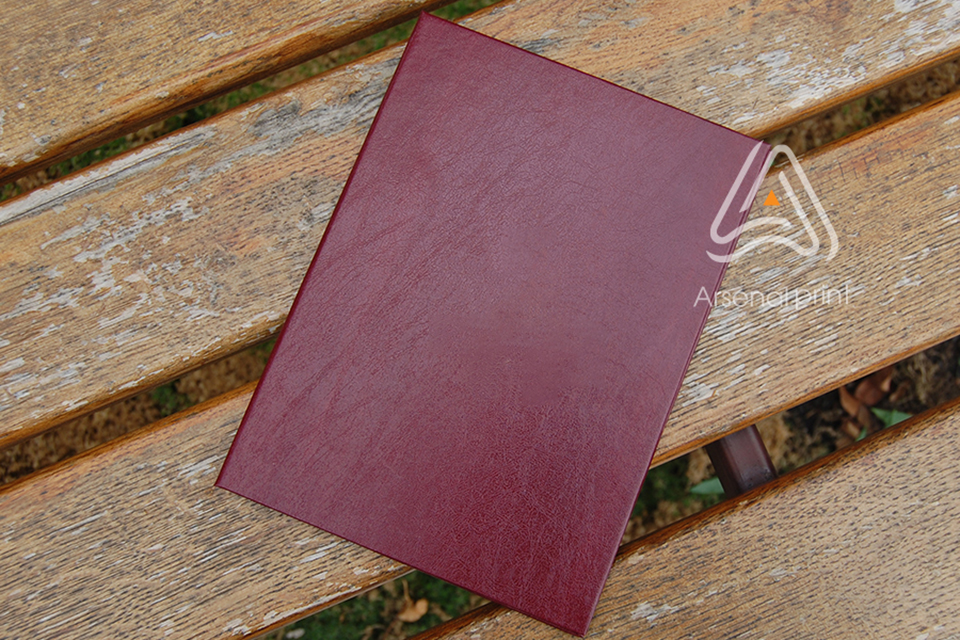 Червона обкладинка під власне тиснення