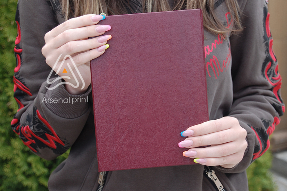 Обкладинка червона, під власне тиснення А5