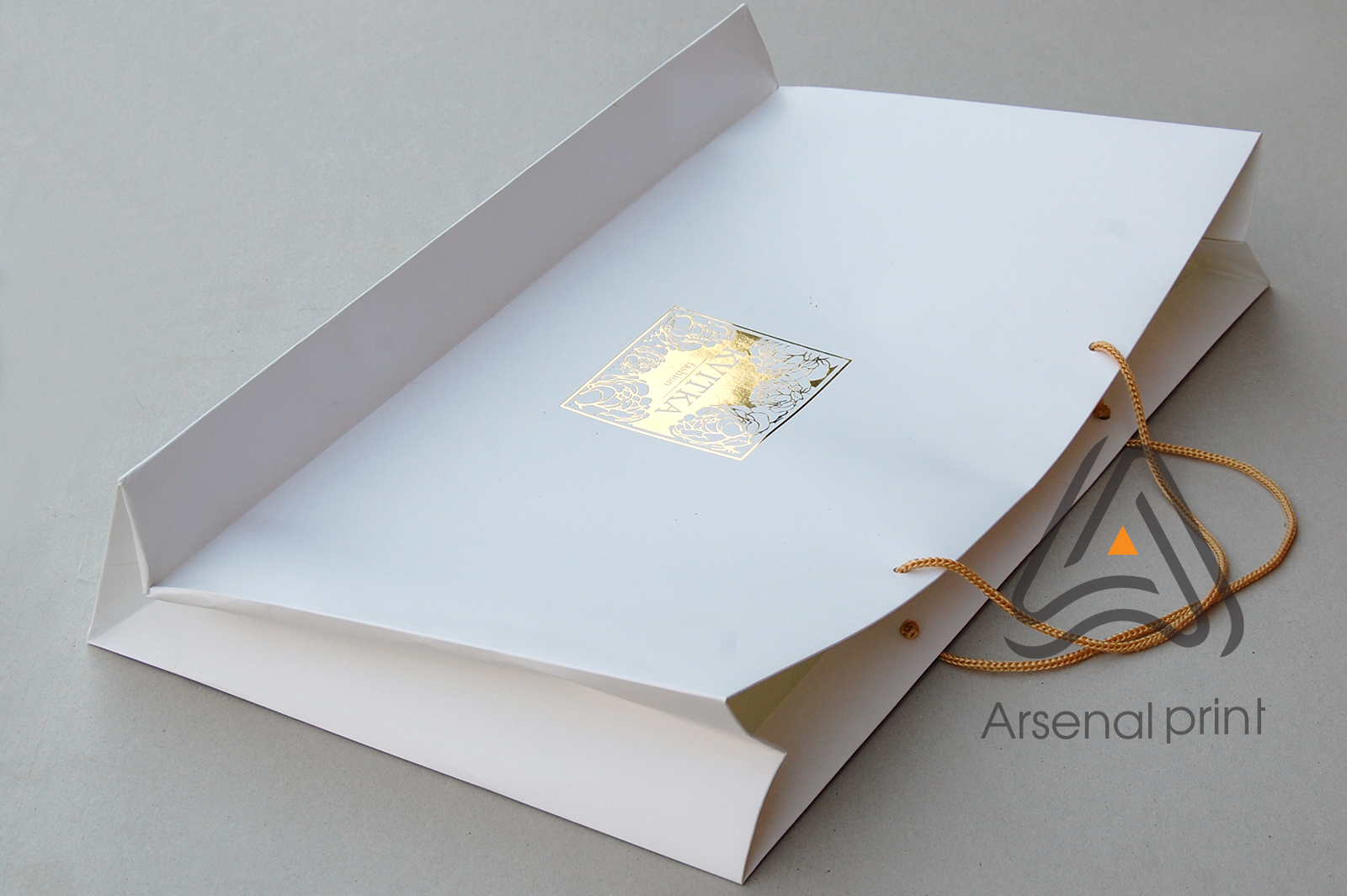 pakety tisneniye logo